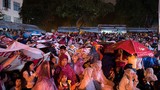 4.000 khán giả đội mưa xem show Trấn Thành, Trường Giang